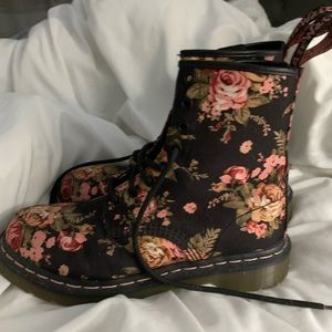FLORAL DR MARTENS